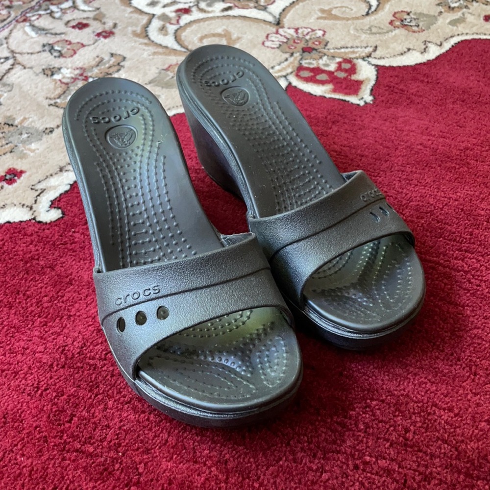 Crocs sz 6–worn once!